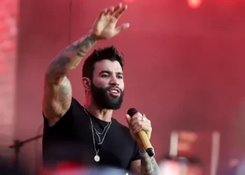 Gusttavo Lima recebe alta hospitalar após três dias internado e show cancelado