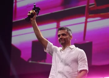 Com ovação do público e elogio de astro internacional, Wagner Moura se emociona com homenagem na CCXP 24