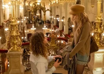 Paris Jackson, filha de Michael Jackson, revela estar noiva de colega de banda