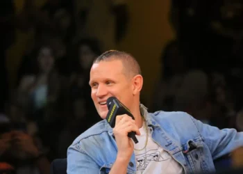 CCXP24: Matt Smith encanta o público e esbanja carisma no Brasil