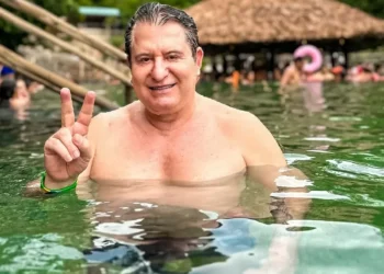 Marrone presenteia irmão com carro importado