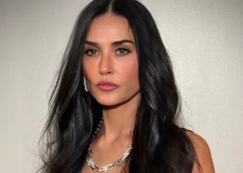 Demi Moore faz discurso poderoso no Globo de Ouro: ‘Achei que eu nunca ia ter a chance de ganhar um prêmio assim’