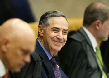 Barroso elogia Fernanda Torres e destaca importância de resgatar narrativas do passado