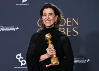 Fernanda Torres dedica Globo de Ouro de melhor atriz a Fernanda Montenegro; leia discurso na íntegra