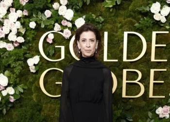 Brasileiros ‘ignoram’ pedido de Fernanda Torres e celebram vitória no Globo de Ouro como Copa do Mundo