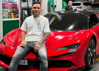 Filho de Deolane Bezerra é preso por dirigir Ferrari sem habilitação