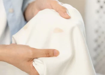 Vai limpar uma nódoa com água quente? Pense duas vezes