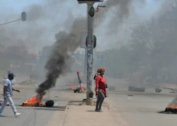 Governo moçambicano fala em 80 mortos e quase 1.700 lojas destruídas