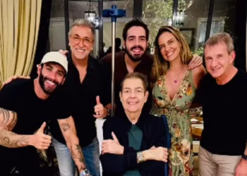 Em cadeira de rodas, Faustão aparece ao lado de Gusttavo Lima e amigos
