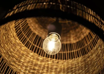 Mudar para o mercado livre de eletricidade pode poupar mais de 200 euros a grandes consumidores