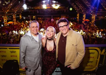 O Carnaval continua! Netflix promove festa eletrizante com Millie Bobby Brown e Irmãos Russo para lançar ‘The Electric State’