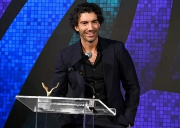 Justin Baldoni processa ex-publicitária por vazamento de informações confidenciais e violação de contrato