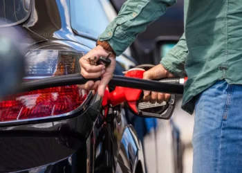 Gasóleo desce esta segunda-feira, gasolina sobe