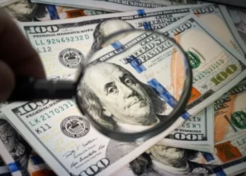 Dólar fecha em alta, cotado a R$ 5,79, mas recua 2,13% na semana