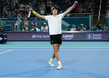 João Fonseca passa mal, mas continua no jogo e vence americano de virada na estreia do Masters 1000 de Miami