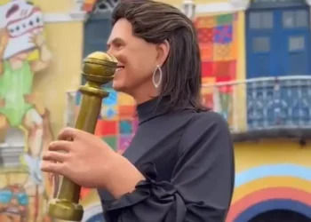 Fernanda Torres é homenageada com bonecão no Carnaval de Olinda