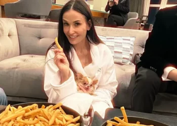 Demi Moore é flagrada comendo batatas fritas após Oscar 2025