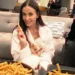 Demi Moore é flagrada comendo batatas fritas após Oscar 2025