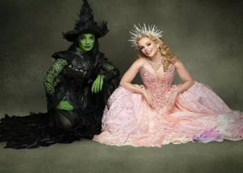 Influenciadora é vítima de transfobia em sessão de ‘Wicked’
