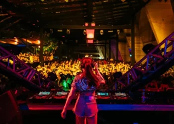 Do axé às pistas eletrizantes: Eli Iwasa fala sobre ascensão da música eletrônica no Carnaval 