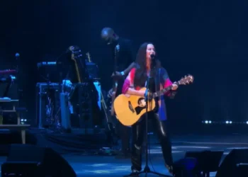 No Lollapalooza 2025, Alanis Morissette prova que não precisa de TikTok para ser hitmaker