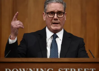 Keir Starmer acusa Vladimir Putin de “não levar a paz a sério”