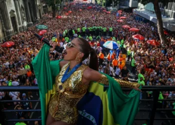 Anitta interrompe cortejo de seu megabloco no Centro do Rio para alertar a polícia sobre brigas