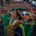 Anitta interrompe cortejo de seu megabloco no Centro do Rio para alertar a polícia sobre brigas