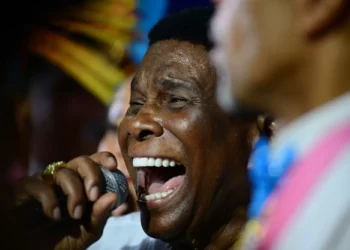 Despedida de Neguinho da Beija Flor emociona e escola desponta como favorita no Rio