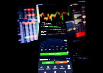 Bolsa abre a cair 0,32%