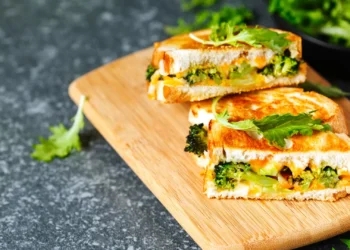 Adeus, tosta mista. Vai ficar fã desta versão com brócolos