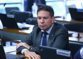 Defesa de Alexandre Ramagem afirma desligamento do governo antes de ‘radicalização’