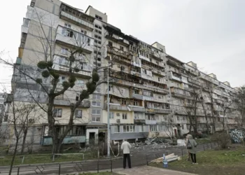 Ataque aéreo russo em Kiev deixa três mortos em meio a negociações de trégua