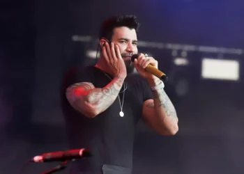 Gusttavo Lima é condenado a pagar R$ 70 mil por danos morais devido a número de telefone em música