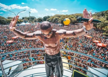 Leo Santana arrasta multidão de foliões no pós-carnaval de São Paulo