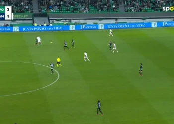 Arrepiante. Maxi Araújo expulso após entrada grosseira sobre Gustavo Sá