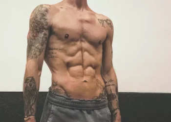 “Se irei continuar a partilhar fotos do corpo, da barriga e até nu? Sim!”