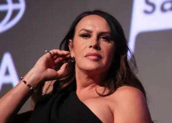 Karla Sofía Gascón comenta piadas de Conan O’Brien no Oscar