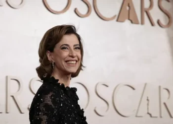Fernanda Torres pede que brasileiros mandem ‘só amor’ para Mikey Madison, que a derrotou no Oscar
