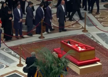 Freira quebra protocolo e chora diante do caixão do papa Francisco