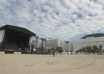 Lady Gaga deve chegar ao Brasil hoje para show em Copacabana com noivo bilionário