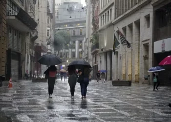 Temporal deixa quase 100 mil imóveis sem energia na Grande São Paulo