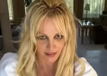 Britney Spears publica foto nua e desabafa sobre críticas em viagem ao México