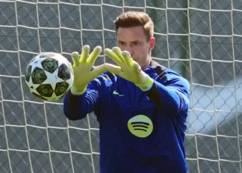 Ter Stegen fala sobre relação conturbada com Messi no Barcelona: ‘Acertou bola na minha cara’