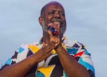 Péricles comenta sobre transição para carreira solo após 26 anos no Exaltasamba: ‘Como pular no abismo’