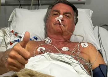 Bolsonaro poderá passar por cirurgia no intestino neste domingo em Brasília após internação no RN