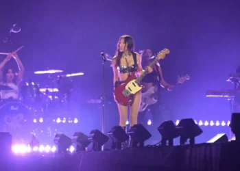 Olivia Rodrigo ignora show em Curitiba e gera revolta entre fãs brasileiros