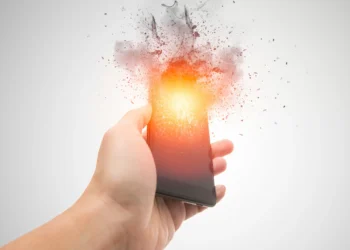 Homem sofre queimaduras graves após explosão de celular em SP