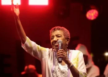 Leci Brandão recebe alta após ‘mal súbito’ durante show em festival