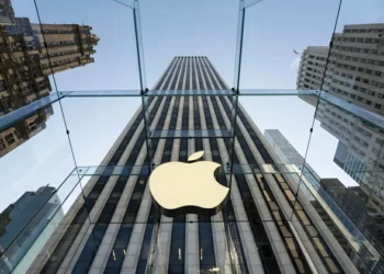 UE anuncia multas elevadas contra Apple e Meta em meio a tensões comerciais com EUA